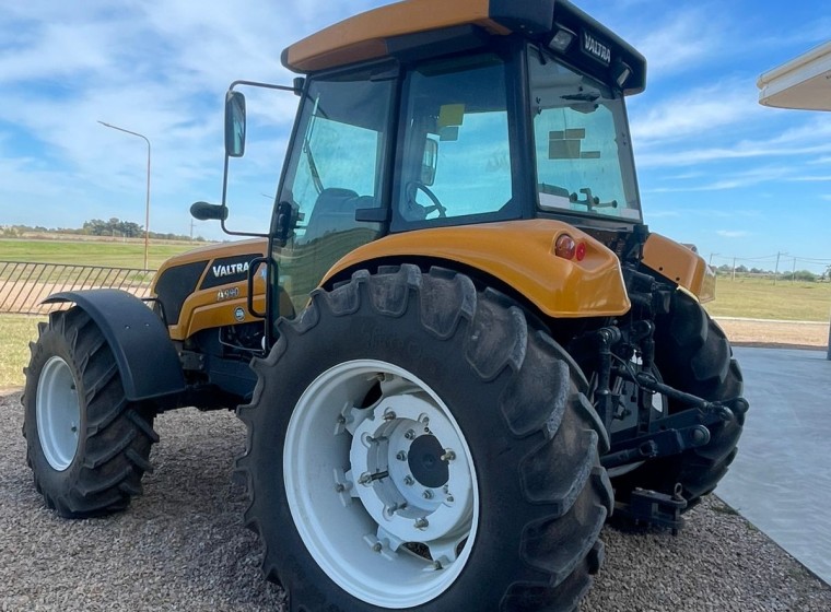 Tractor Valtra A990, año 1