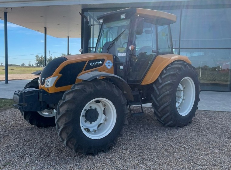 Tractor Valtra A990, año 1