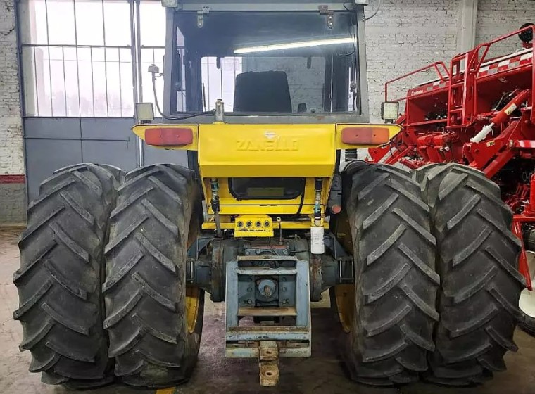 Tractor Pauny 250 P, año 2004