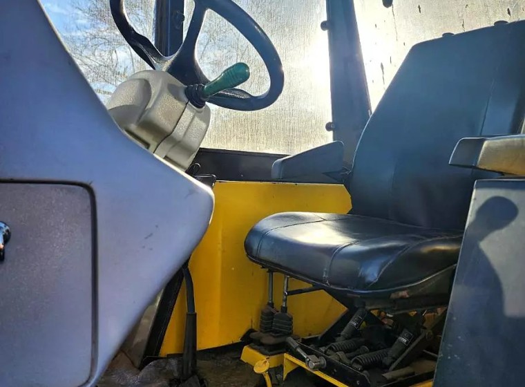 Tractor Pauny 250 P, año 2004