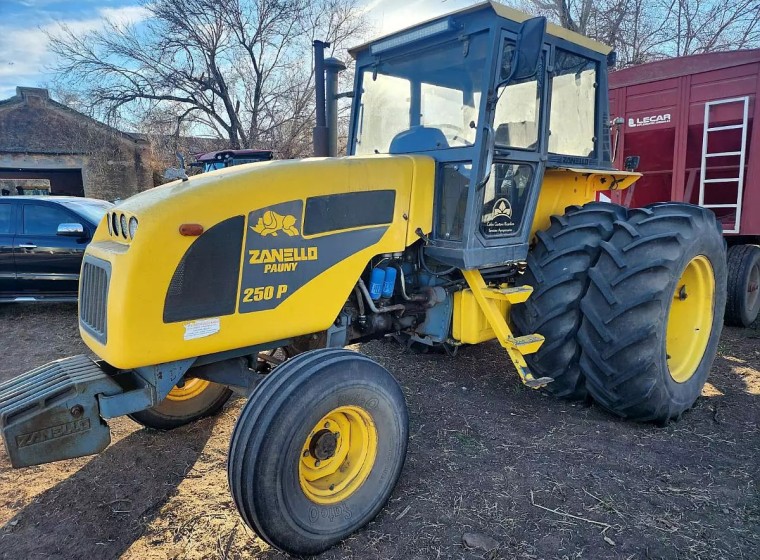 Tractor Pauny 250 P, año 2004