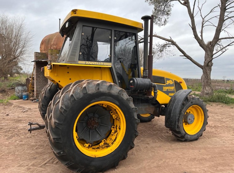 Tractor Pauny 250 A, año 2007