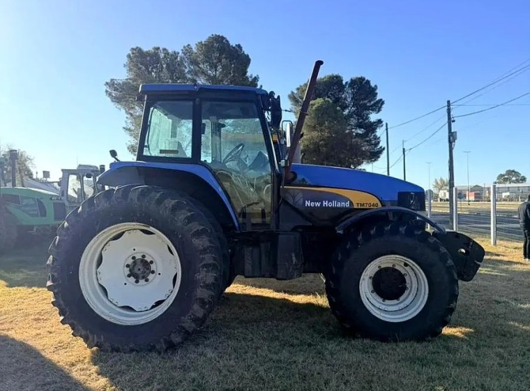 Tractor New Holland TM 7040, año 2011