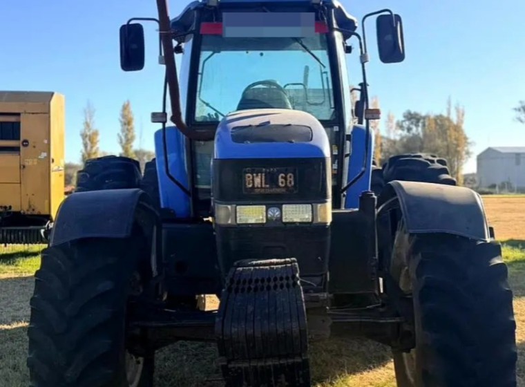 Tractor New Holland TM 7040, año 2011