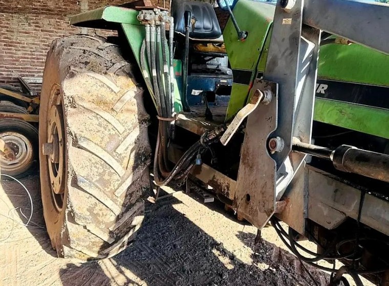 Tractor Deutz AX100 con pala, año 1