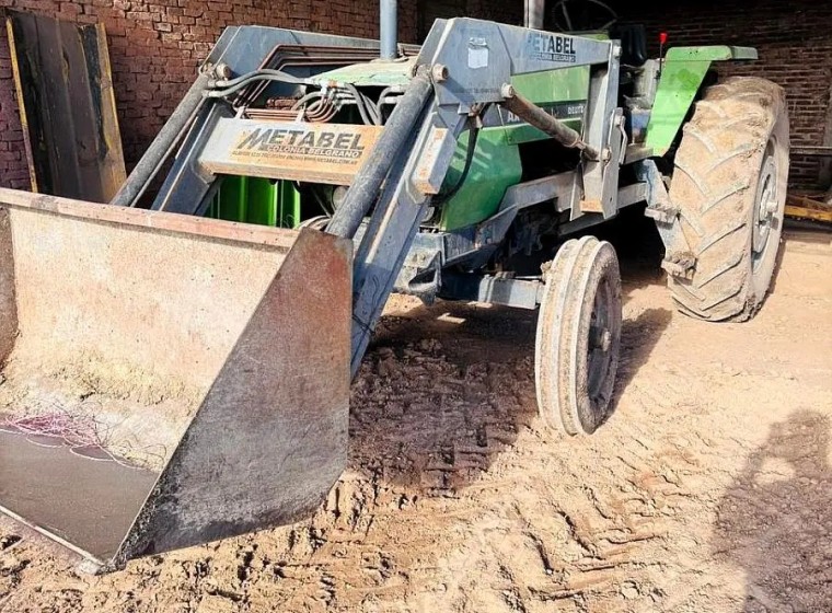 Tractor Deutz AX100 con pala, año 1