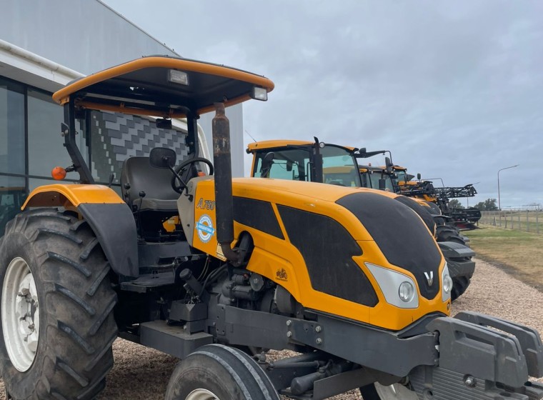 Tractor Valtra A750, año 1
