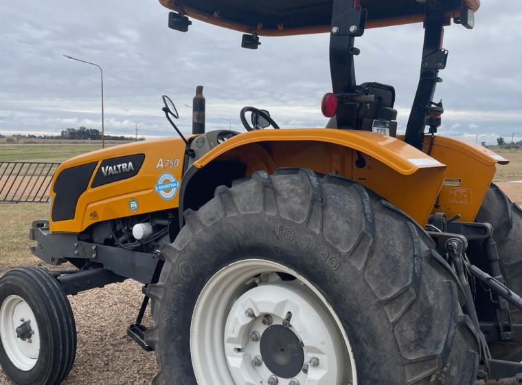 Tractor Valtra A750, año 1