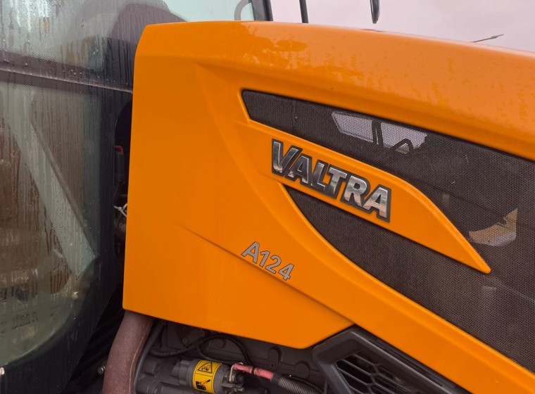 Tractor Valtra A124, año 1