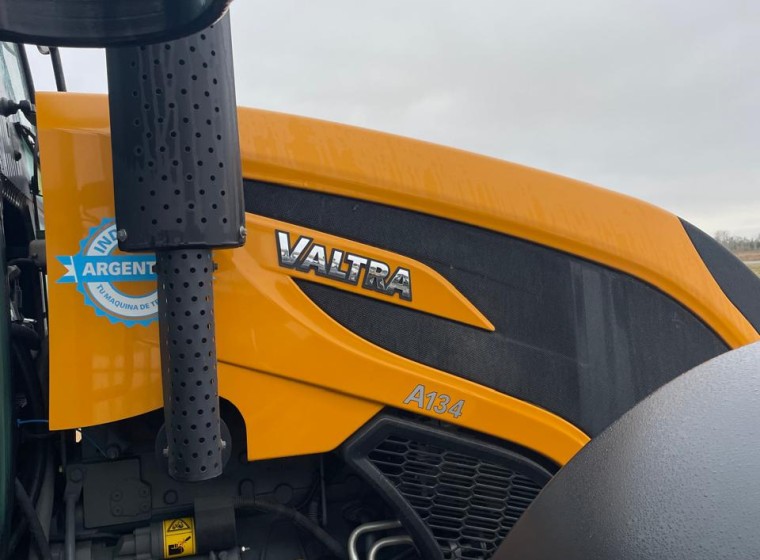 Tractor Valtra A134, año 1