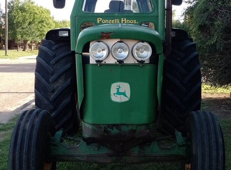 Tractor John Deere 5020, año 1
