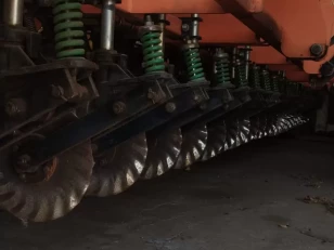 810