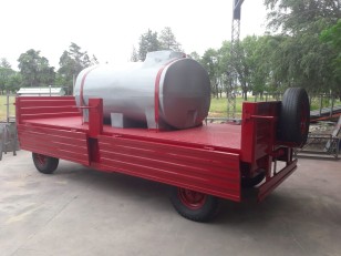 Acoplado Playo con tanque de agua
