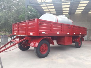 Acoplado Playo con tanque de agua