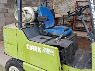 AUTOELEVADOR CLARK 2,5 T