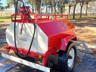 Acoplado tanque de 1.000 lt con bomba