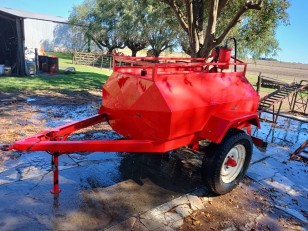 Acoplado tanque de 1.000 lt con bomba