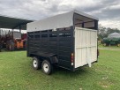 Jaula para caballos con cuello cigueña